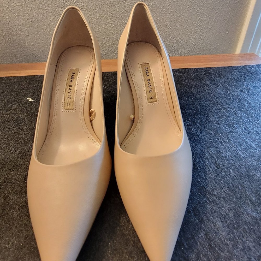 Zara Basic Tan/Beige Pumps Size 37 US size 6 - Brand New Never Worn
